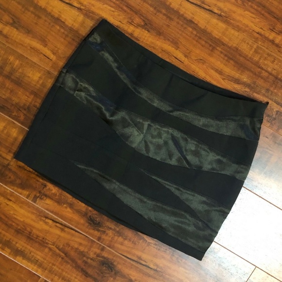 GUESS sz 25 Black Satin Strips Accent MINI skirt - Picture 4 of 6